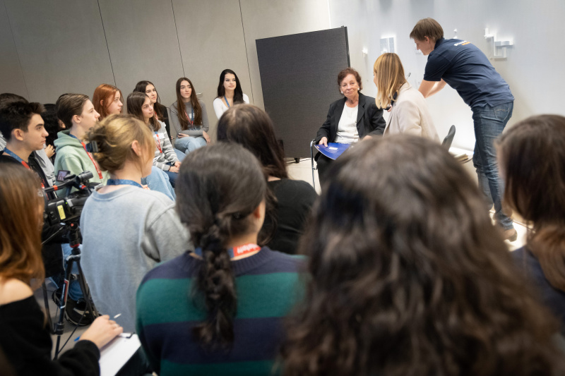 Zeitzeugin Gertraud Fletzberger im Gespräch mit Schüler:innen