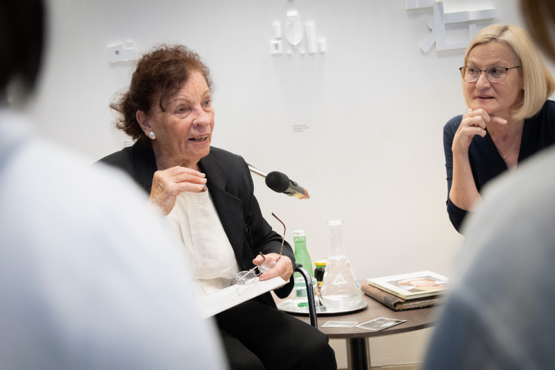 Zeitzeugin Gertraud Fletzberger und Begleitung  im Gespräch mit Schüler:innen