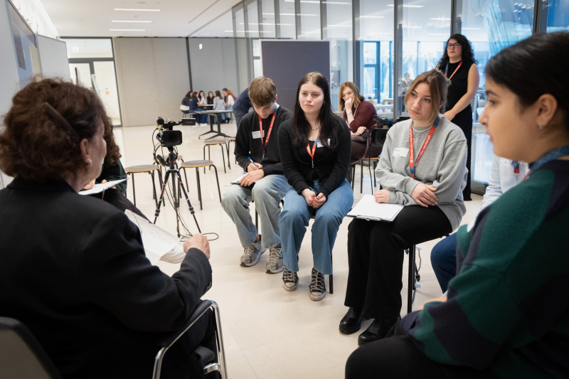 Zeitzeugin Gertraud Fletzberger im Gespräch mit Schüler:innen