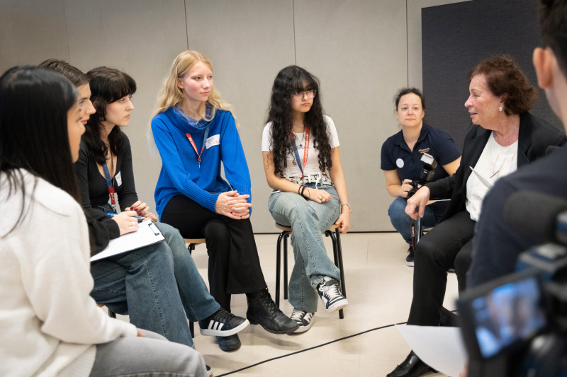 Zeitzeugin Gertraud Fletzberger im Gespräch mit Schüler:innen