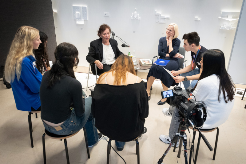 Zeitzeugin Gertraud Fletzberger im Gespräch mit Schüler:innen