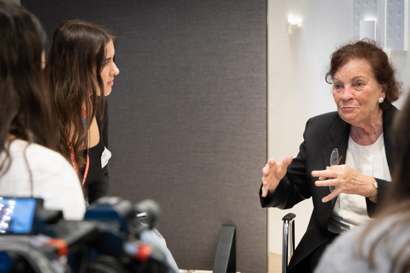 Zeitzeugin Gertraud Fletzberger im Gespräch mit Schüler:innen