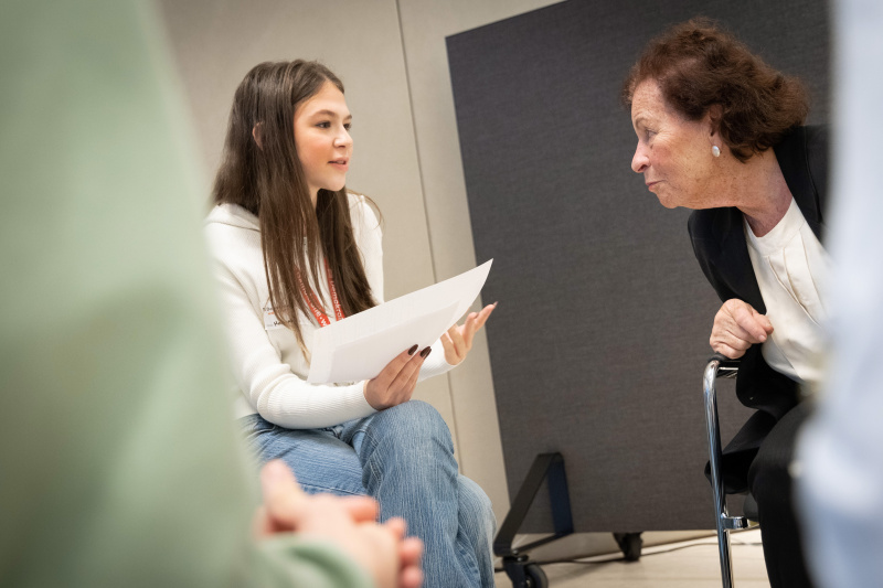 Zeitzeugin Gertraud Fletzberger im Gespräch mit Schüler:innen