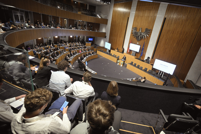 Blick Richtung Veranstaltungsteilnehmer:innen