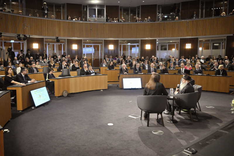 Blick Richtung Veranstaltungsteilnehmer:innen