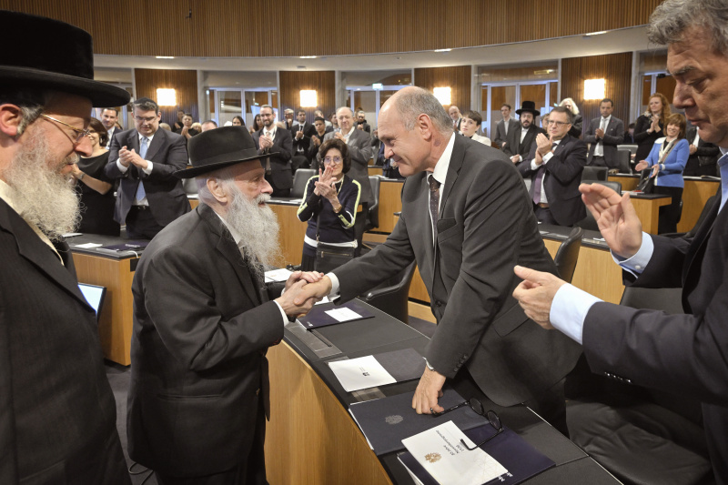Von links: Benno Kern, Nationalratspräsident Wolfgang Sobotka (ÖVP), Vizekanzler Werner Kogler (GRÜNE)
