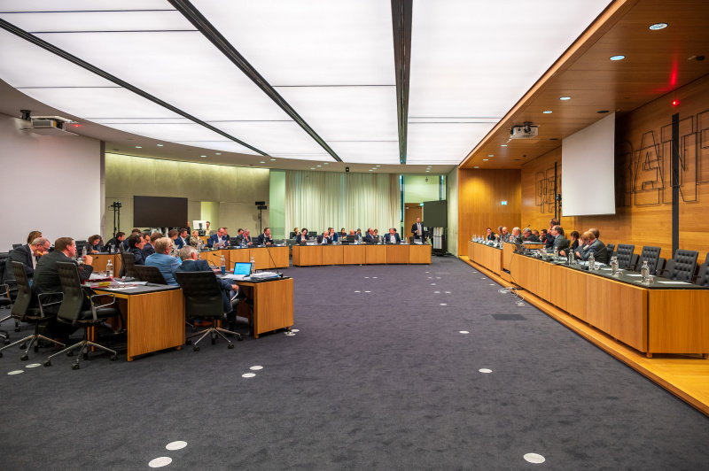 Blick Richtung Sitzungsteilnehmer:innen