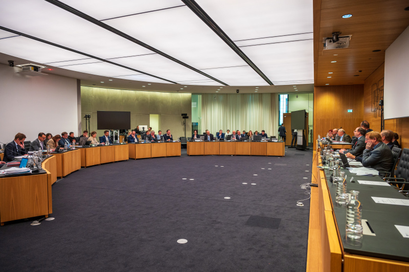 Blick Richtung Sitzungsteilnehmer:innen