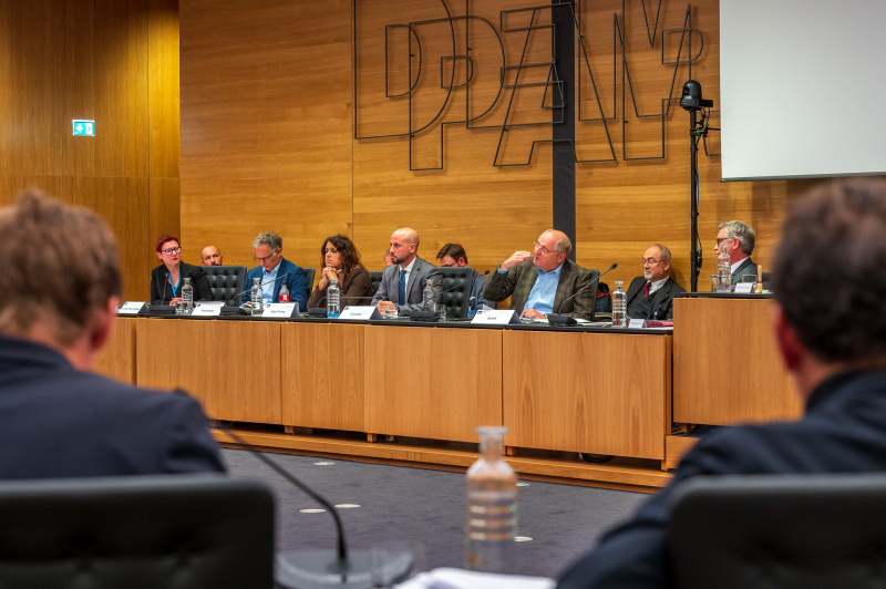 Blick Richtung Sitzungsteilnehmer:innen