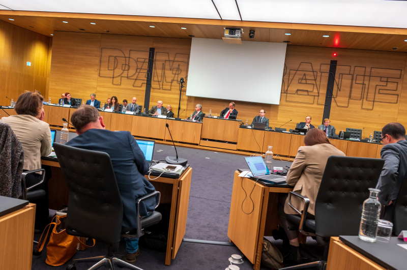 Blick Richtung Sitzungsteilnehmer:innen