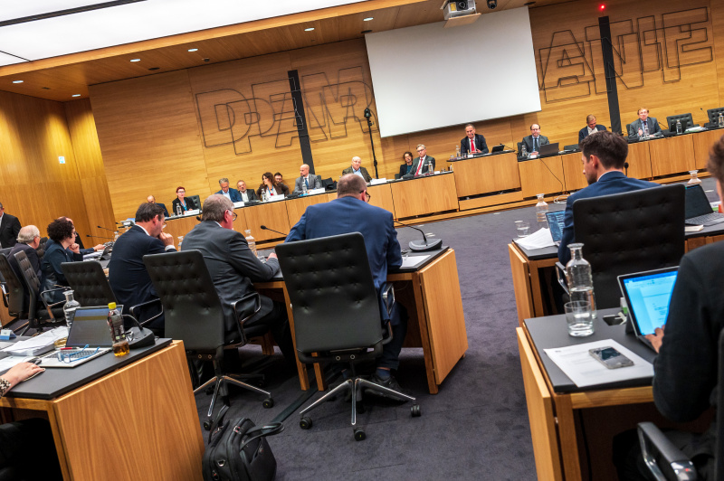 Blick Richtung Sitzungsteilnehmer:innen