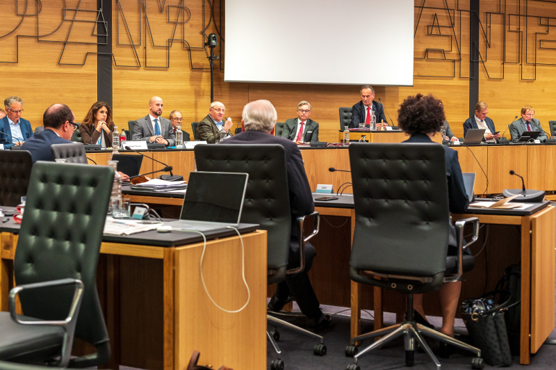 Blick Richtung Sitzungsteilnehmer:innen