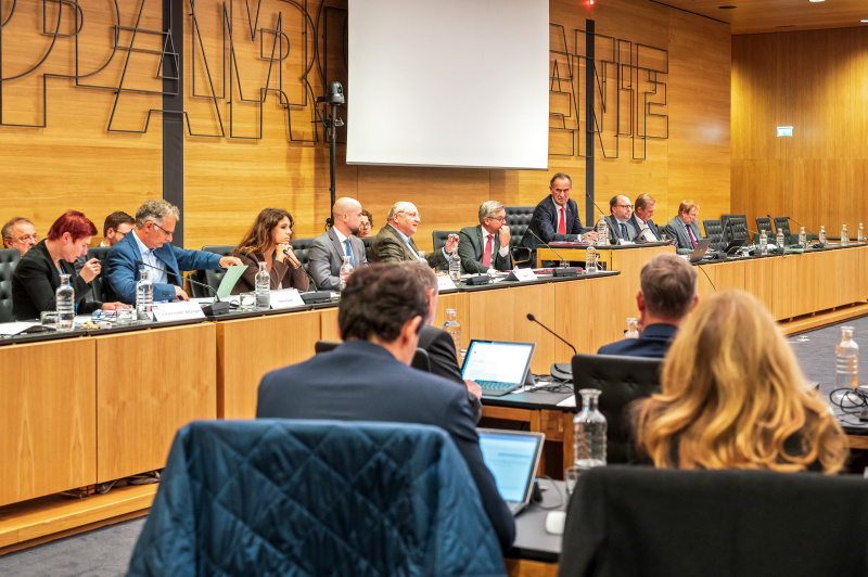 Blick Richtung Sitzungsteilnehmer:innen