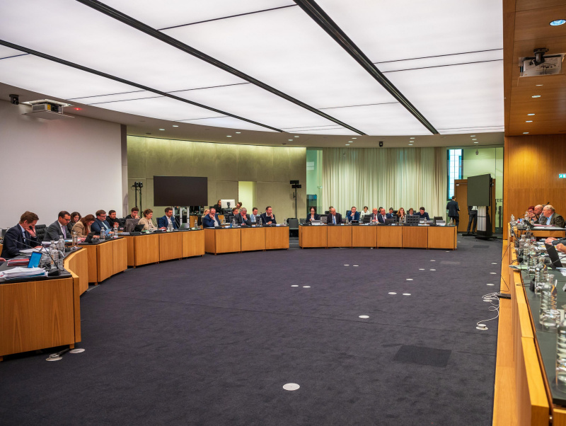 Blick Richtung Sitzungsteilnehmer:innen