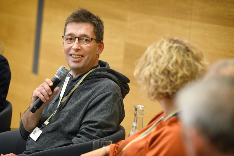 Podiumsdiskussion. Von links: Linguist Friedrich Neubarth