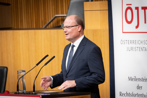 Präsidialdirektor des Verfassungsgerichtshofs Günther Winsauer am Redner:innenpult