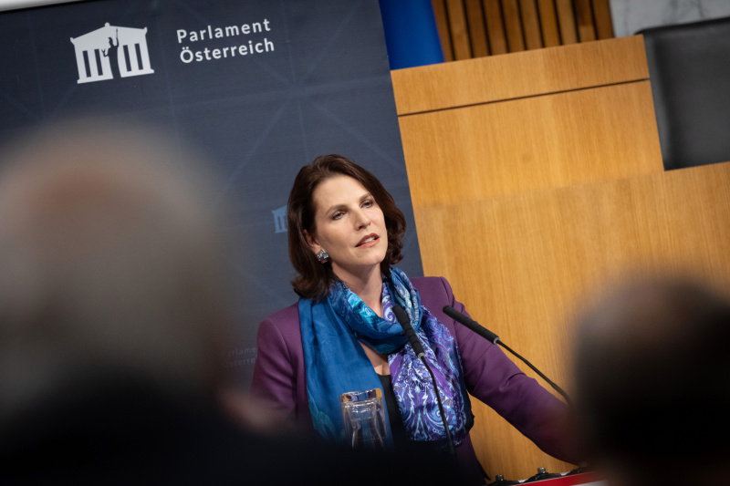 Verfassungsministerin Karoline Edtstadler (ÖVP) am Redner:innenpult