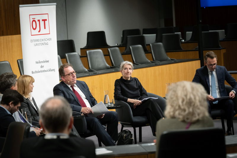 Podiumsdiskussion, von links: Markus Hametner, Vorstandsmitglied Forum Informationsfreiheit und Betreiber FragDenStaat.at, Johannes Schmid, Fachbereichsleitung ‚SMART-Cities’, Österreichischer Städtebund, Susanne Reindl-Krauskopf, Vorständin des Instituts für Strafrecht und Kriminologie Uni Wien, Moderator Andreas Koller, Christiane Wendehorst, Institut für Zivilrecht, Albert Posch, Sektionsleiter Verfassungsdienst, Bundeskanzleramt