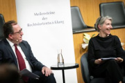 Podiumsdiskussion, von links: Moderator Andreas Koller, Christiane Wendehorst, Institut für Zivilrecht