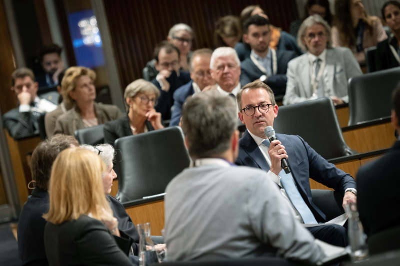 Podiumsdiskussion, von links: Susanne Reindl-Krauskopf, Vorständin des Instituts für Strafrecht und Kriminologie Uni Wien, Johannes Schmid, Fachbereichsleitung ‚SMART-Cities’, Österreichischer Städtebund, Albert Posch, Sektionsleiter Verfassungsdienst, Bundeskanzleramt