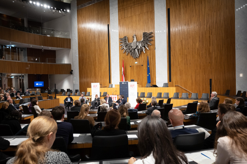 Podiumsdiskussion, von links: Johannes Schmid, Fachbereichsleitung ‚SMART-Cities’, Österreichischer Städtebund, Susanne Reindl-Krauskopf, Vorständin des Instituts für Strafrecht und Kriminologie Uni Wien, Moderator Andreas Koller, Christiane Wendehorst, Institut für Zivilrecht, Albert Posch, Sektionsleiter Verfassungsdienst, Bundeskanzleramt, Blick in den Saal