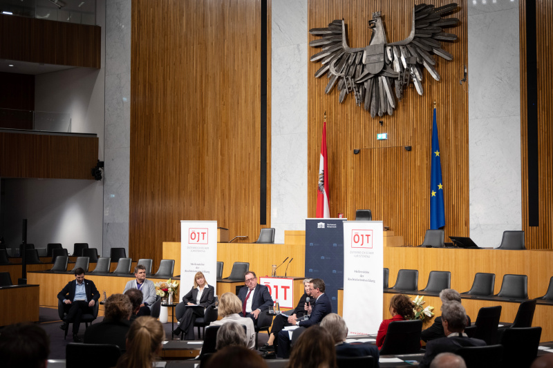 Podiumsdiskussion, von links: Markus Hametner, Vorstandsmitglied Forum Informationsfreiheit und Betreiber FragDenStaat.at, Johannes Schmid, Fachbereichsleitung ‚SMART-Cities’, Österreichischer Städtebund, Susanne Reindl-Krauskopf, Vorständin des Instituts für Strafrecht und Kriminologie Uni Wien, Moderator Andreas Koller, Christiane Wendehorst, Institut für Zivilrecht, Albert Posch, Sektionsleiter Verfassungsdienst, Bundeskanzleramt, Blick in den Saal