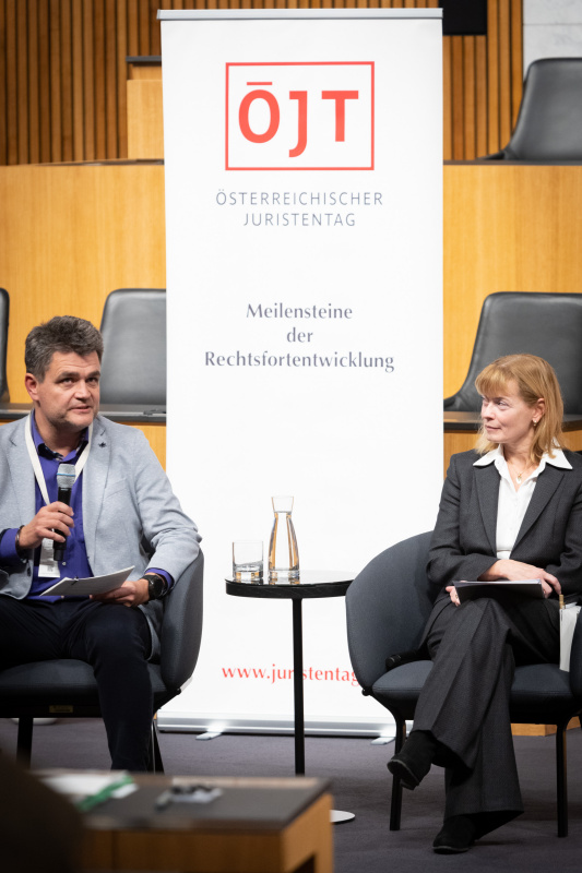 Podiumsdiskussion, von links: Johannes Schmid, Fachbereichsleitung ‚SMART-Cities’, Österreichischer Städtebund, Susanne Reindl-Krauskopf, Vorständin des Instituts für Strafrecht und Kriminologie Uni Wien