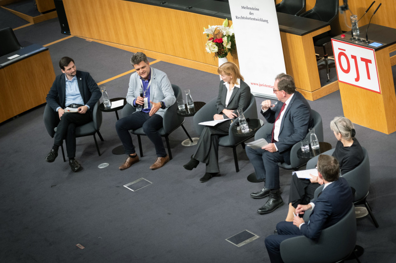 Podiumsdiskussion, von links: Markus Hametner, Vorstandsmitglied Forum Informationsfreiheit und Betreiber FragDenStaat.at, Johannes Schmid, Fachbereichsleitung ‚SMART-Cities’, Österreichischer Städtebund, Susanne Reindl-Krauskopf, Vorständin des Instituts für Strafrecht und Kriminologie Uni Wien, Moderator Andreas Koller, Christiane Wendehorst, Institut für Zivilrecht, Albert Posch, Sektionsleiter Verfassungsdienst, Bundeskanzleramt