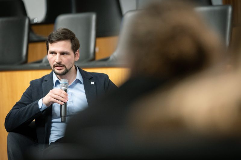 Podiumsdiskussion, von links: Markus Hametner, Vorstandsmitglied Forum Informationsfreiheit und Betreiber FragDenStaat.at