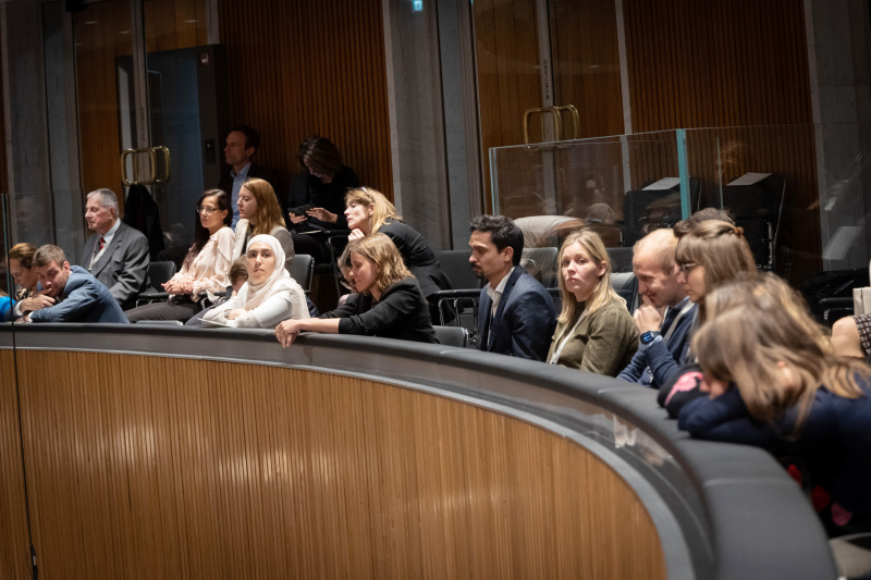 Zuseher:innen am Balkon