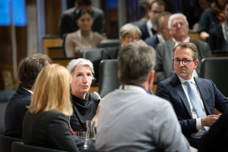 Podiumsdiskussion, von links: Markus Hametner, Vorstandsmitglied Forum Informationsfreiheit und Betreiber FragDenStaat.at, Johannes Schmid, Fachbereichsleitung ‚SMART-Cities’, Österreichischer Städtebund, Susanne Reindl-Krauskopf, Vorständin des Instituts für Strafrecht und Kriminologie Uni Wien, Moderator Andreas Koller, Christiane Wendehorst, Institut für Zivilrecht, Albert Posch, Sektionsleiter Verfassungsdienst, Bundeskanzleramt