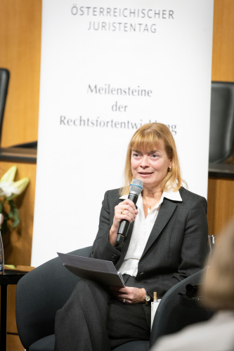 Podiumsdiskussion:  Susanne Reindl-Krauskopf, Vorständin des Instituts für Strafrecht und Kriminologie Uni Wien