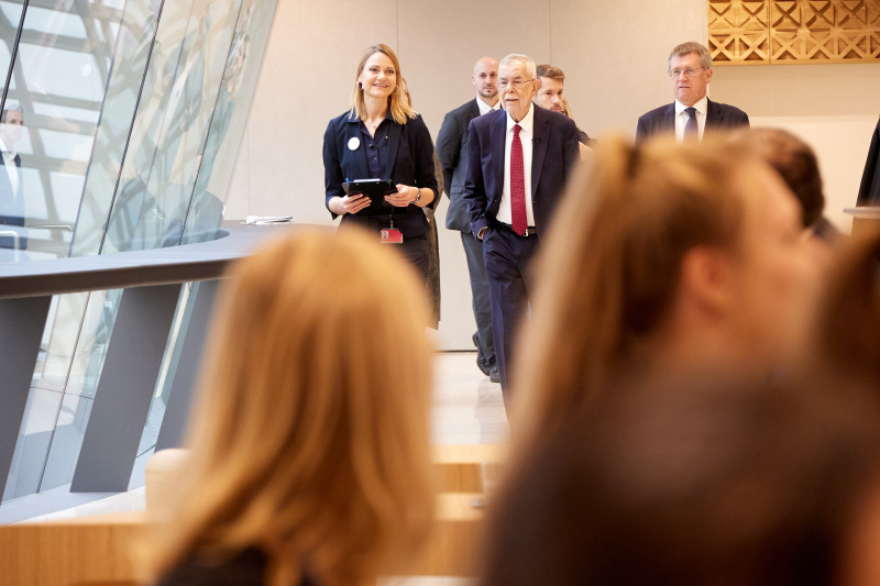 Von links: Katharina Kramer, Agentur Müllers Freunde, Bundespräsident Alexander Van der Bellen, Leopold Lugmayr, Parlamentsdirektion