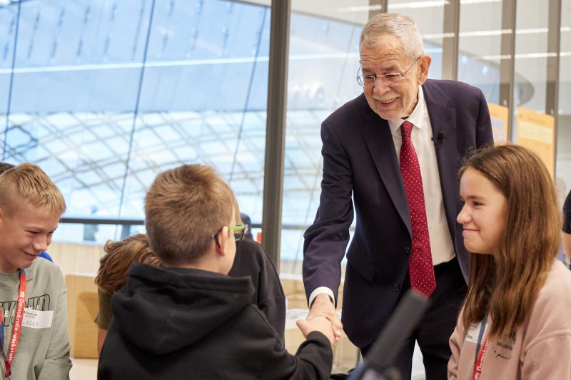 Bundespräsident Alexander Van der Bellen begrüßt die Schüler:innen
