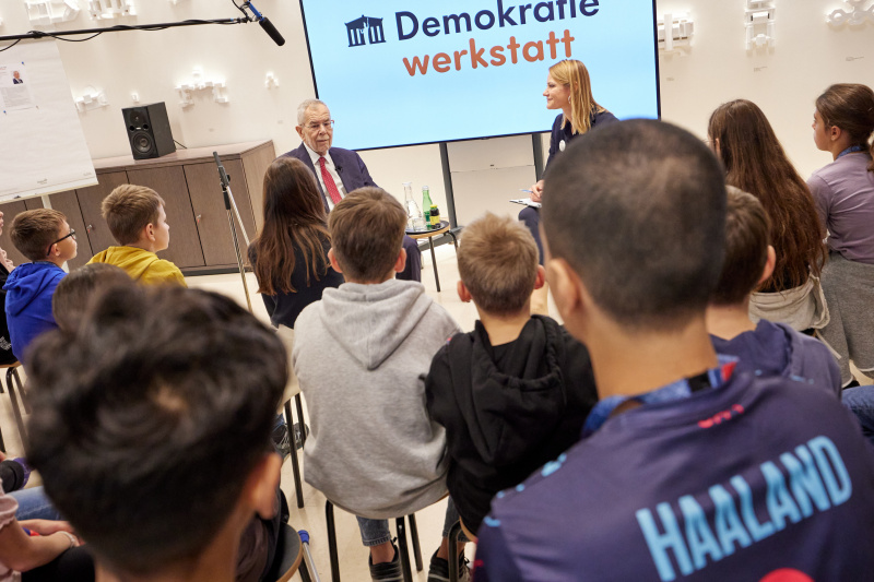 Bundespräsident Alexander Van der Bellen im Gespräch mit den Schüler:innen
