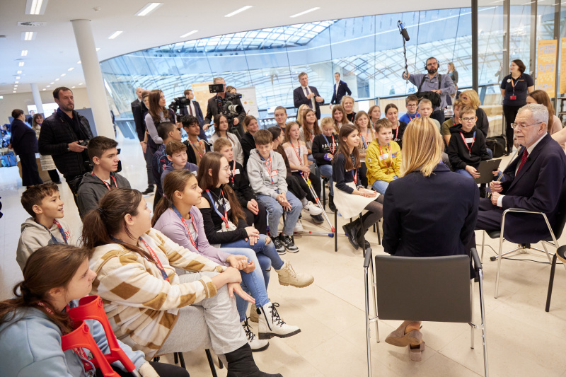 Bundespräsident Alexander Van der Bellen im Gespräch mit den Schüler:innen