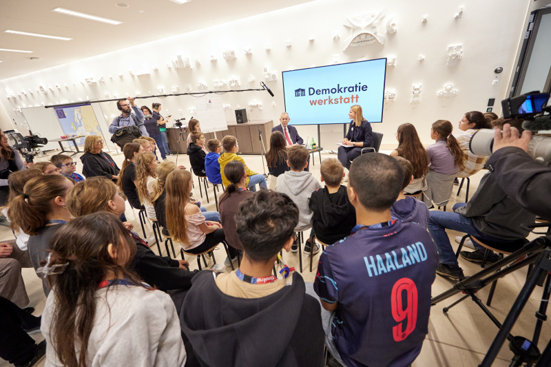 Bundespräsident Alexander Van der Bellen im Gespräch mit den Schüler:innen