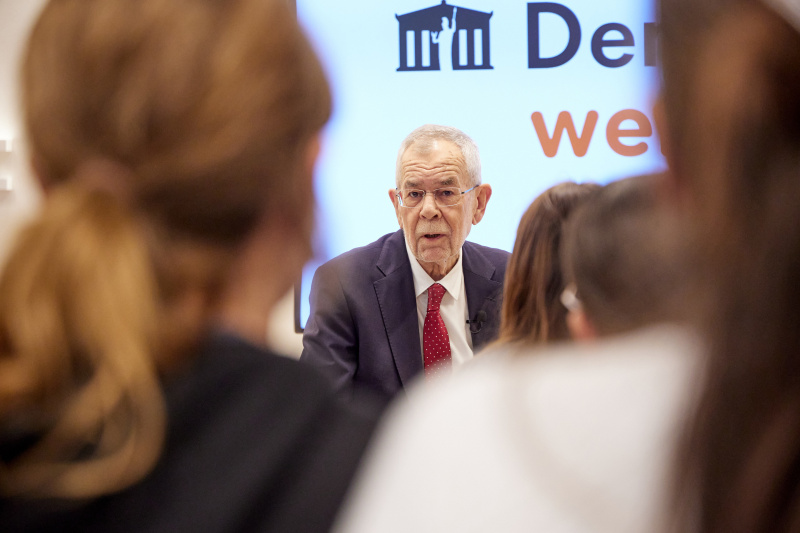 Bundespräsident Alexander Van der Bellen im Gespräch mit den Schüler:innen