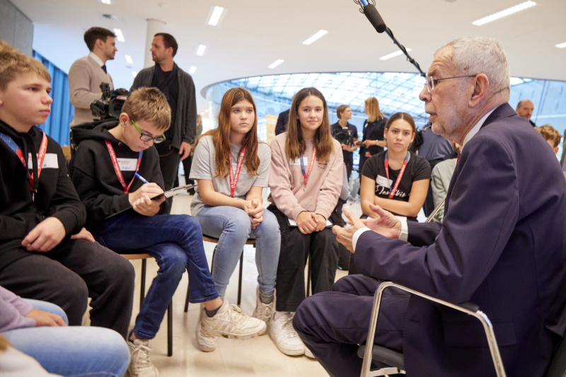Bundespräsident Alexander Van der Bellen im Gespräch mit den Schüler:innen