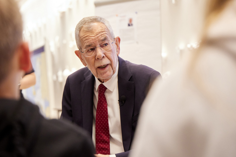 Bundespräsident Alexander Van der Bellen im Gespräch mit den Schüler:innen