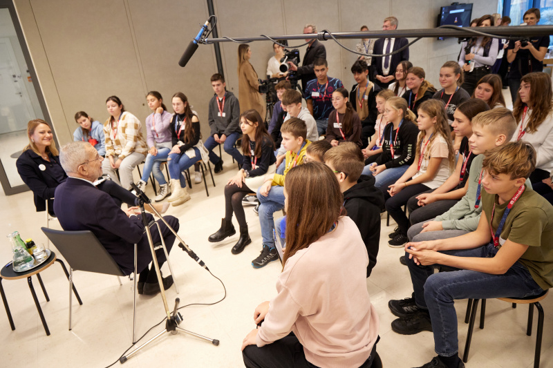 Bundespräsident Alexander Van der Bellen im Gespräch mit den Schüler:innen