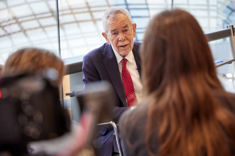 Bundespräsident Alexander Van der Bellen im Gespräch mit den Schüler:innen