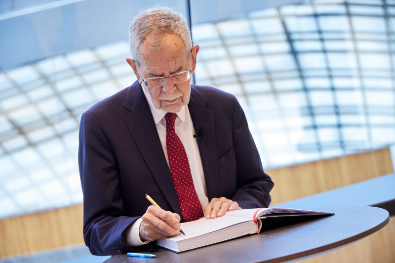Eintrag in das Gästebuch. Bundespräsident Alexander Van der Bellen