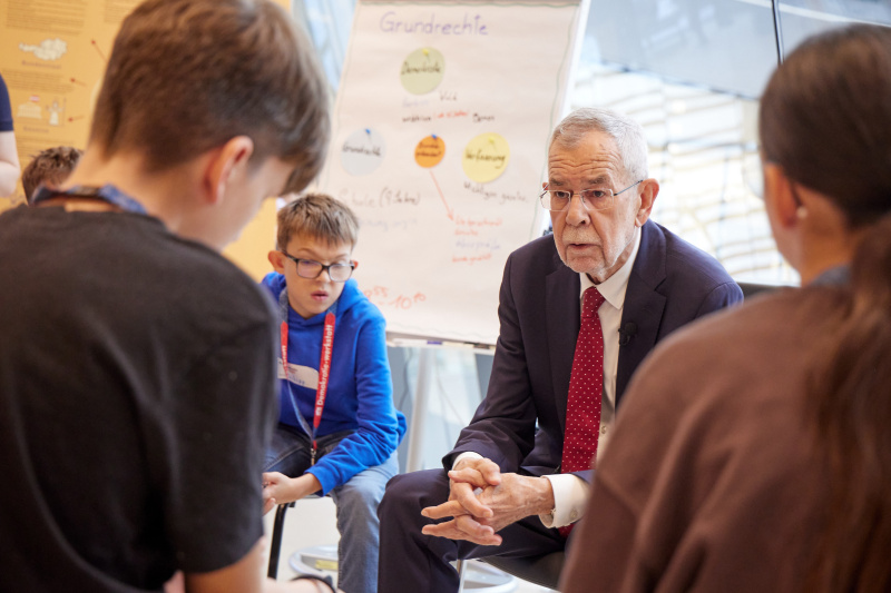 Bundespräsident Alexander Van der Bellen im Gespräch mit den Schüler:innen