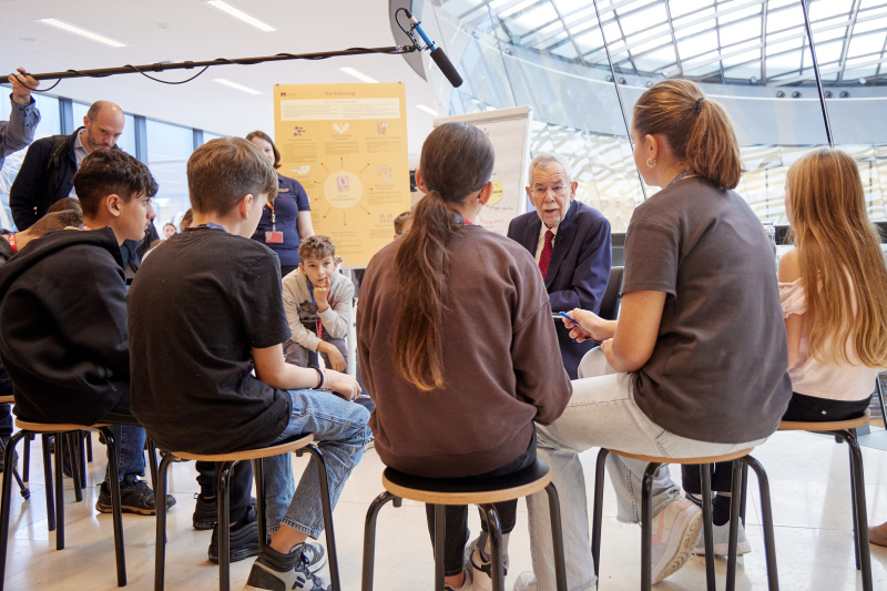 Bundespräsident Alexander Van der Bellen im Gespräch mit den Schüler:innen