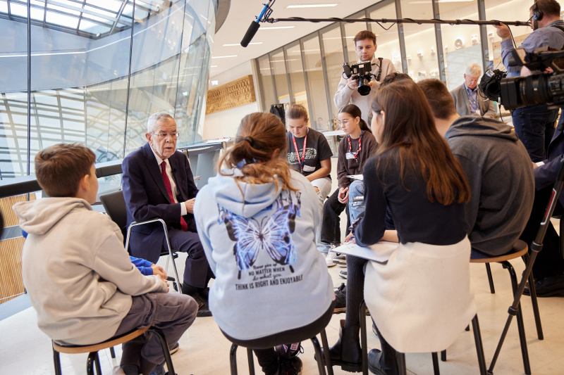 Bundespräsident Alexander Van der Bellen im Gespräch mit den Schüler:innen
