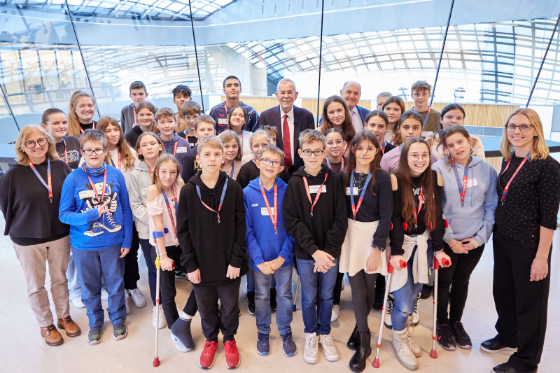 Gruppenfoto mit den Schüler:innen. Bundespräsident Alexander Van der Bellen, Nationalratspräsident Wolfgang Sobotka (ÖVP)