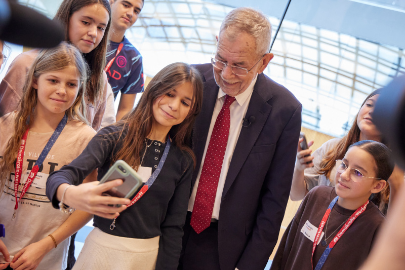 Bundespräsident Alexander Van der Bellen mit den Schüler:innen