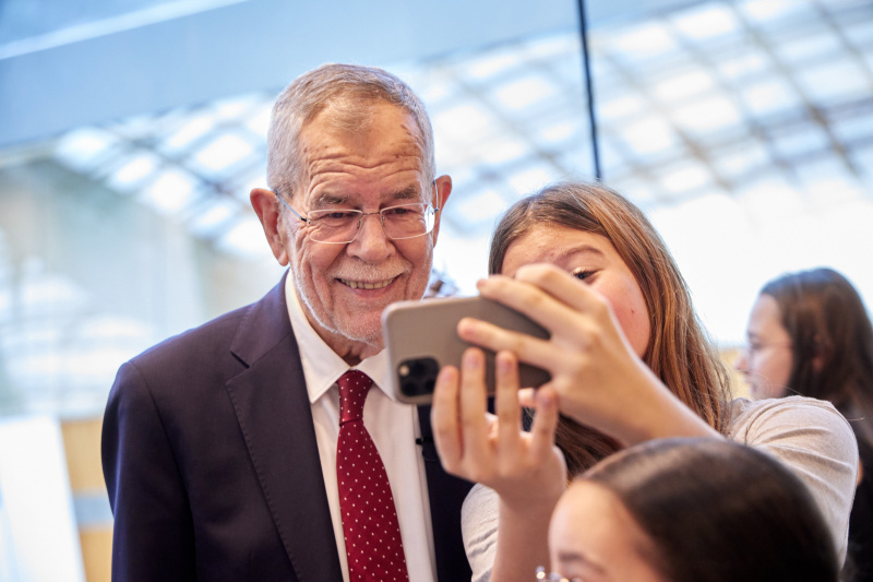 Bundespräsident Alexander Van der Bellen mit den Schüler:innen