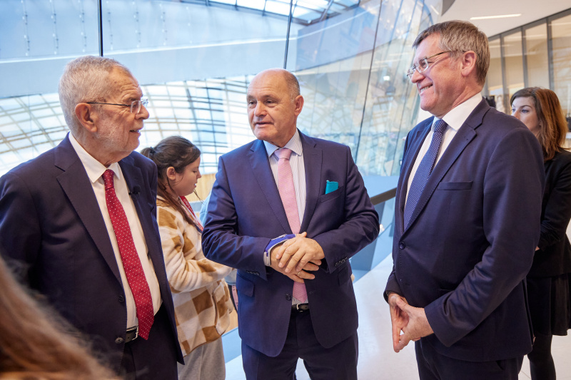 Von links: Bundespräsident Alexander Van der Bellen, Nationalratspräsident Wolfgang Sobotka (ÖVP), Leopold Lugmayr, Parlamentsdirektion